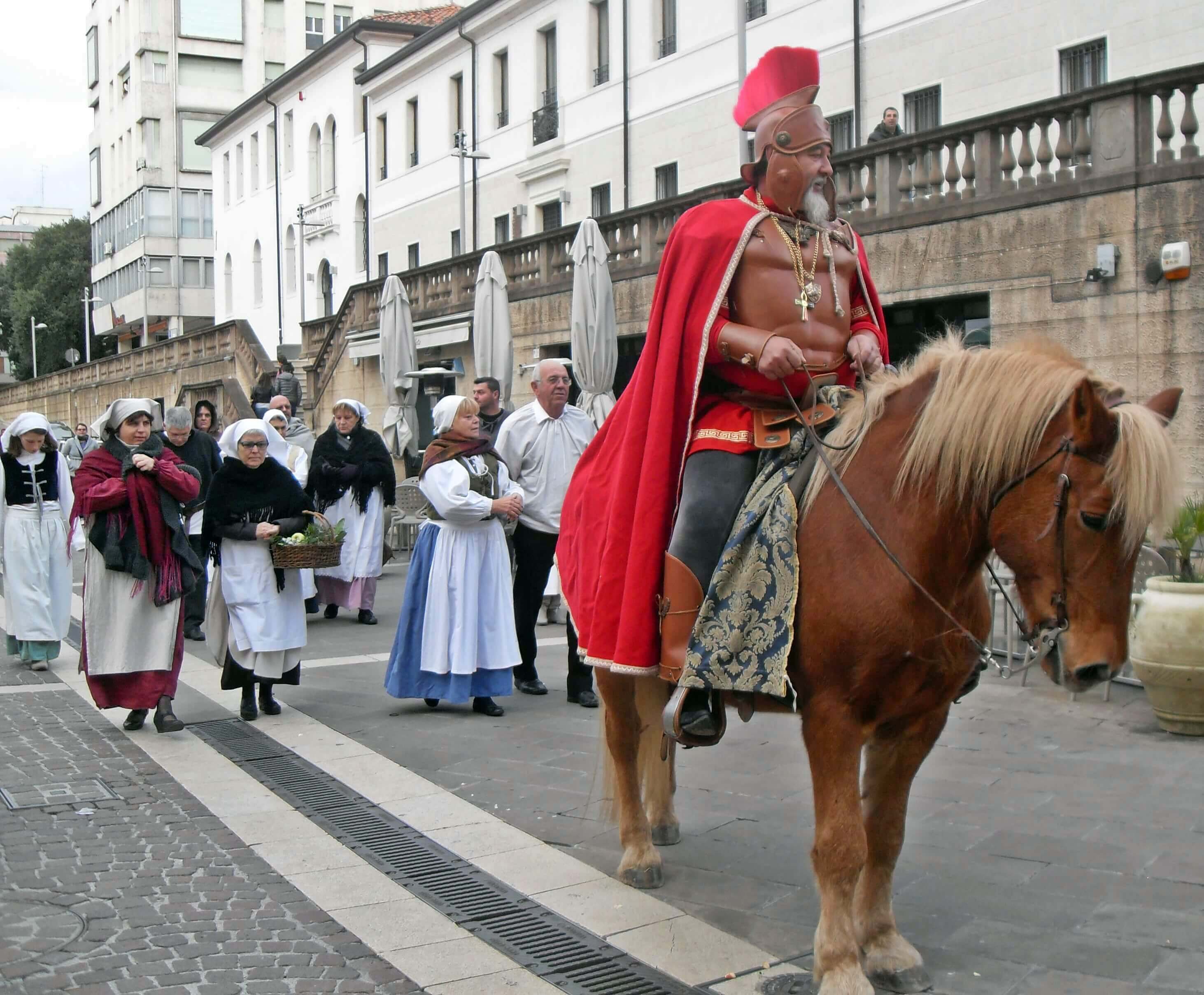 Rievocazione di San Martino a cavallo con il mantello rosso