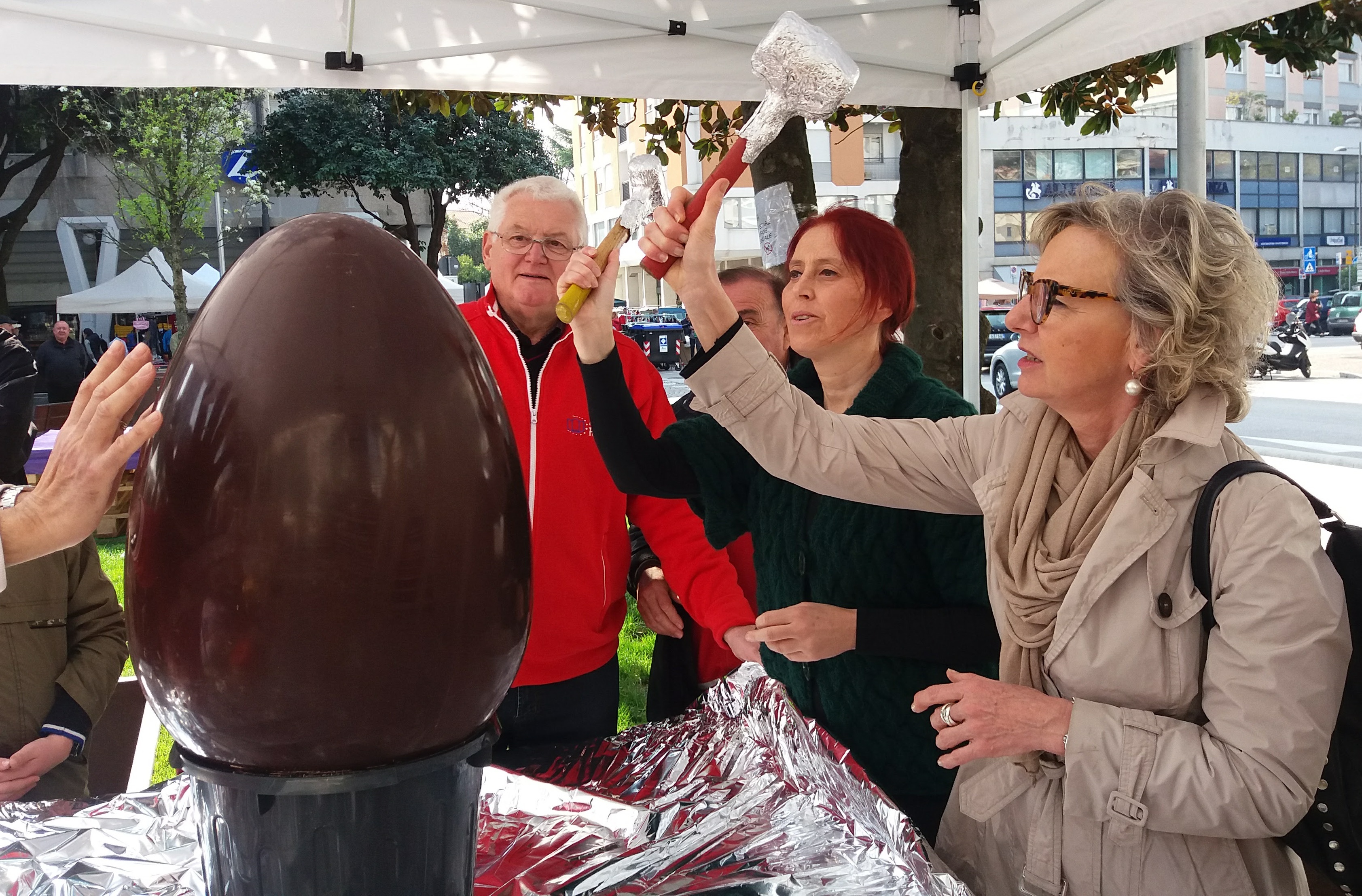 Apertura Uovo Pasquale Di Cioccolato Alla Presenza Delle Autorità
